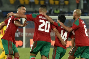 L'attaquant Aziz Bouhaddouz (2g) est congratulé par ses coéquipiers après avoir ouvert le score pour le Maroc face au Togo lors de la CAN, le 20 janvier 2017 à Oyem 
