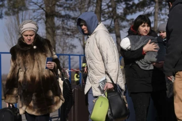 Des réfugiés ukrainiens traversent la frontière ukraino-roumaine à Siret, dans le nord de la Roumanie, le 20 mars 2022

