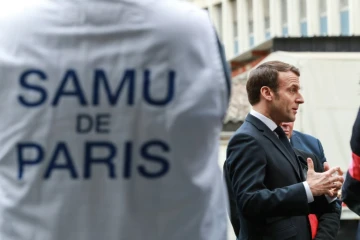 Le président Emmanuel Macron au centre d'appel des urgences de l'hôpital Necker le 