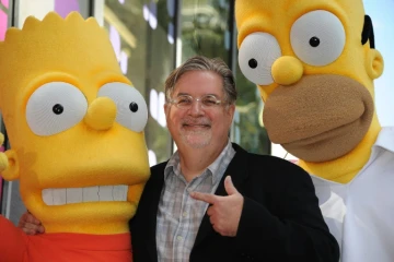 Le créateur des Simpsons, Matt Groening entouré des personnages de Bart et Homer sur le Hollywood Walk of Fame, le 14 février 2012 à Los Angeles
