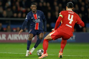 L'attaquant du PSG Ousmane Dembélé face au défenseur de Liverpool Virgil van Dijk, en huitième de finale aller de la Ligue des champions, le 5 mars 2025 au Parc des Princes