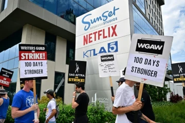 Des membres du syndicat des scénaristes et de celui des acteurs manifestent devant les bureaux de Netflix à Los Angeles, le 9 août 2023, au 100e jour de leur grève