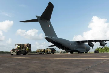 Des modules militaires de réanimation sont déchargés le 3 août 2021 au Lamentin, en Martinique, d'un appareil militaire français