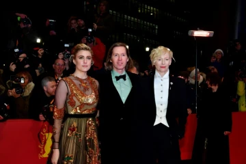 L'actrice britannique Tilda Swinton (D) et l'actrice réalisatrice américaine Greta Gerwig posent avec le réalisateur américain Wes Anderson lors de l'ouverture du festival de Berlin le 15 février 2018 pour l'avant-première de "L'île aux chiens" 
