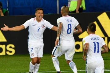 Le joie d'Alexis Sanchez, passeur, et d'Arturo Vidal, buteur, pour le Chili, contre le Cameroun lors de la Coupe des Confédérations, le 18 juin 2017 à Moscou