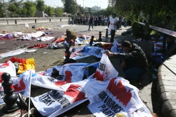 Des corps sans vie recouverts de bannières jonchent le sol le 10 octobre 2015 à Ankara après des attentats meurtriers