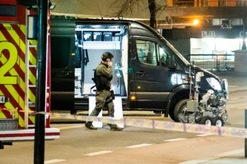 Un policier près d'un robot démineur après la découverte d'un engin suspect ressemblant à une bombe, le 8 avril 2017 à Oslo, en Norvège