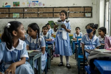 Des écolières en classe le jour du retour à l'école après des semaines de manifestations à Dacca, au Blangladesh, le 18 août 2024