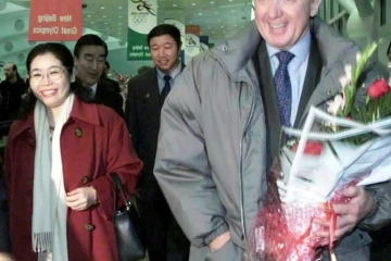 Hein Verbruggen, ancien président de l'Union cycliste internationale et membre du Comité international olympique, arrivant à l'aéroport de Pékin, le 20 février 2001
