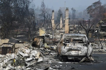 Une voiture et des maisons détruites par le feu à Talent (Oregon) le 15 septembre 2020