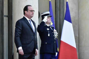 Le président François Hollande, s'apprêtant à recevoir à l'Elysée le président guinéen Alpha Condé, le 11 avril 2017