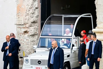 Le pape François à bord de la papamobile après une brève visite de la cathédrale du Duomo à L'Aquila, le 28 août 2022 lors d'une visite d'une journée dans la capitale des Abruzzes frappée par le tremblement de terre de 2009.