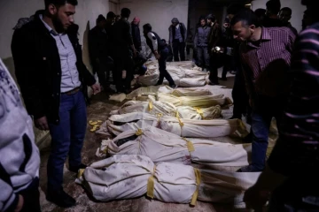 Les corps de victimes d'un bombardement du gouvernement, le 3 avril 2017, à Douma, en Syrie