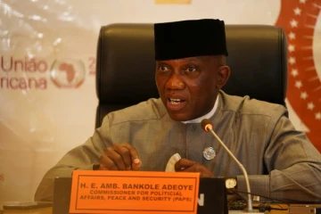 Bankole Adeoye, dirigeant du Conseil de paix et de sécurité, fait une déclaration, le 6 février 2022 au siège de l'UA à Addis Abeba, en Ethiopie