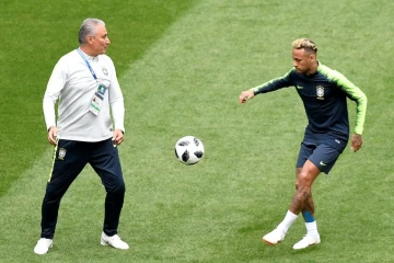 Neymar à l'entraînement du Brésil sous les yeux du sélectionneur Tite, le 21 juin 2018