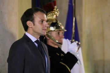 Emmanuel Macron, debout sur le perron de l'Elysée, le 20 novembre 2017