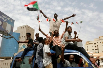 Des Soudanais célèbrent l'accord entre la contestation et les militaires, à Khartoum, le 5 juillet 2019