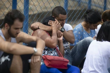 Des gens attendent des informations sur le sort de proches devant un centre de crise à Brumadinho au Brésil, le 26 janvier 2019, après la rupture d'un barrage