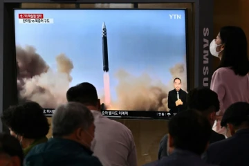 Des images d'un tir de missile nord-coréen diffusées sur un écran dans une gare de Séoul, le 5 juin 2022 en Corée du Sud
