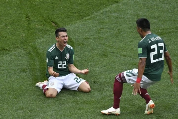 L'attaquant mexicain Hirving Lozano (g) exulte après son but contre l'Allemagne au Mondial, le 17 juin 2018 à Moscou