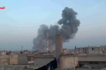 Capture d'écran de la chaîne Youtube Talbisseh le 15 octobre 2015 montrant de la fumée au dessus de Homs en Syrie après des raids aériens