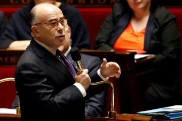Bernard Cazeneuve lors des questions au gouvernement le 15 février 2017 à l'Assemblée nationale à Paris 