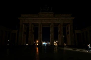 La célèbre Porte de Brandenbourg plongée dans l'obscurité à l'occasion de l'Earth Hour, à Berlin, le 27 mars 2021