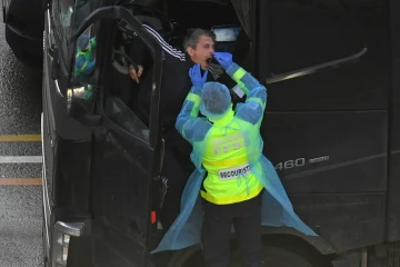 Un test de dépistage du Covid-19 pratiqué sur un chauffeur routier à l'entrée du port du Douvres, en Angleterre, le 24 décembre 2020, afin de pouvoir embarquer sur un ferry pour le continent