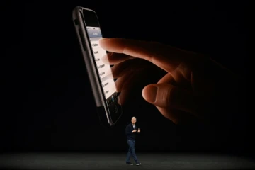 Le PDG d'Apple Tim Cook présente le nouvel iPhone 8 le 12 septembre 2017 au siège californien de l'entreprise, à Cupertino