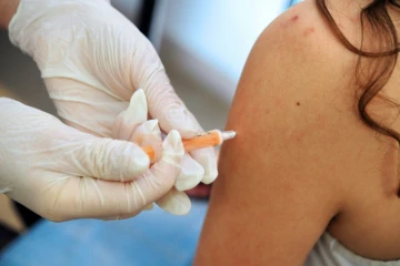 Deux cent grands médecins ou responsables hospitaliers lancent un appel en faveur de la vaccination obligatoire souhaitée par la ministre de la Santé, Agnès Buzyn