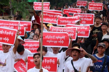 Des membres de l'ethnie Pradawng manifestent contre le projet d'extraire du plomb sur leurs terres lors d'un rassemblement à Pekon, dans l'Etat Shan, le 2 mai 2025 en Birmanie