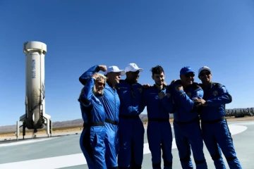 L'équipage de la fusée Blue Origin  NS-19 après leur voyage de quelques minutes dans l'espace, le 11 décembre 2021 près de Van Horn, au Texas