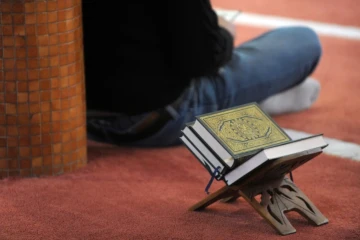 Un fidèle en prière à la mosquée Sunna le 20 novembre 2015 à Brest