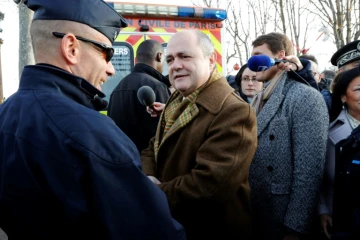 Bruno Le Roux (c) visite le marché de Noël à Paris le 11 décembre  2016