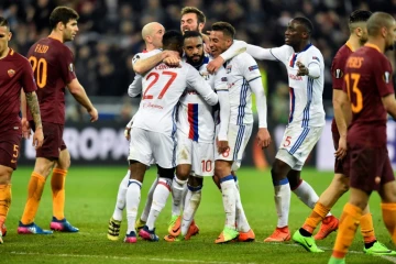 Les joueurs lyonnais regroupés autour d'Alexandre Lacazette, auteur du 4e but de l'OL contre l'AS Rome, le 9 mars 2017 au Parc OL