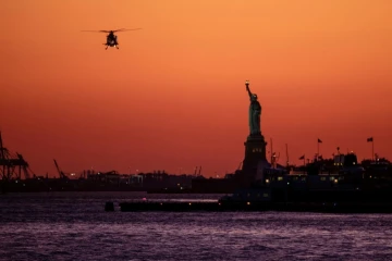 Un hélicoptère survole New York le 14 octobre 2019