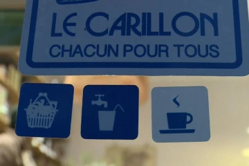 L'autocollant du réseau Le Carillon s'est répandu depuis quelques mois sur les vitrines de cafés, restaurants, pharmacies, poissonneries parisiennes
