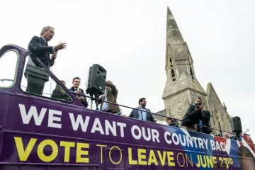 Le leader du parti pour l'indépendance UKIP Nigel Farage (au centre) en visite à Sittingbourne lors de sa campagne pour le Brexit le 13 juin 2016