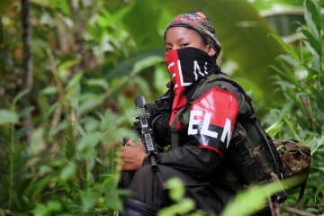 Un membre de l'Armée de libération nationale (ELN) près de la rivière Baudo, dans le département du Choco, en Colombie, le 26 octobre 2023.

