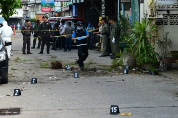 Enquêteurs sur le lieu de l'explosion d'une bombe le 12 août 2016 à Hua Hin en Thaïlande
