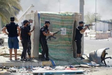 Des partisans armés de Moqtada Sadr lors des combats dans la Zone verte à Bagdad, le 30 août 2022
