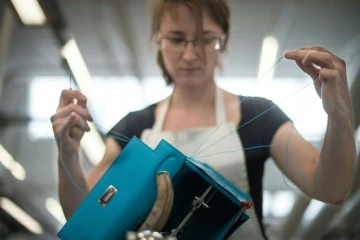 Une couturière travaille dans la nouvelle manufacture Hermès, la veille de son ouverture à Héricourt dans l'est de la France, le 31 mars 2016