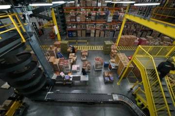 Dans le Bronx à New York, l'entrepôt de FreshDirect -photographié le 22 novembre 2019- est largement automatisé