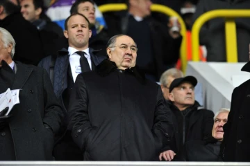 Le milliardaire russe Alisher Usmanov (C), alors actionnaire d'Arsenal, lors d'un match des Gunners contre Tottenham, à White Hart Lane, le 3 mars 2013