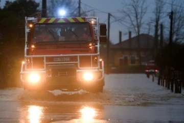 Un camion de pompiers sur une route inondée, le 13 décembre 2019 à Peyrehorade, dans les Landes