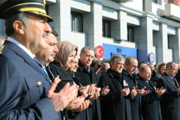 La ministre turque de la Famille, Fatma Betül Sayan Kaya (3ème G) lors d'une cérémonie en hommage aux victimes d'une attaque terroriste, le 11 décembre 2016 à Ankara