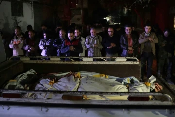 Des Syriens prient devant les corps de victimes d'une frappe aérienne du gouvernement, le 3 avril 2017 dans la ville rebelle de Douma, à l'est de Damas