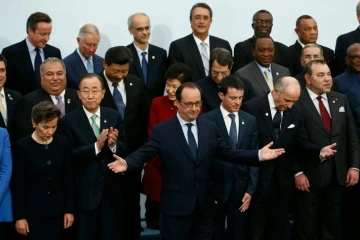 François Hollande au milieu de chefs d'Etat et de gouvernement participant à la COP21 le 30 novembre 2015 au Bourget 