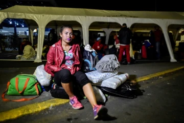 Mariangela Ascaño patiente devant le bureau équatorien des migrations à la frontière entre la Colombie et l'Equateur, le 23 août 2018