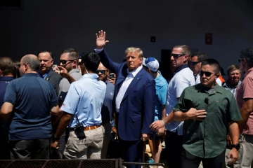 L'ancien président américain Donald Trump (c) à Des Moines, le 12 août 2023 dans l'Iowa